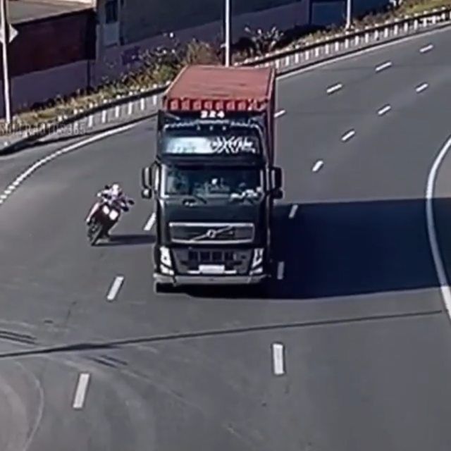 this is insane 😬
________
[ Video via @autolive365 @superautos365 ].