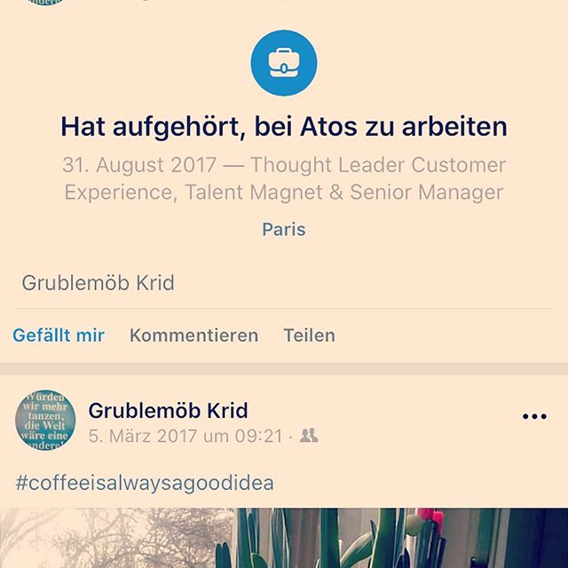 #atos habe ich seit mehr als zwei Jahre hinter mir gelassen. Die direkten Kollegen auch ein wenig, leider. Meine Mitarbeiter ... kaum. Letzte Woche fiel mir die Mappe in die Hände, die mir zum Abschied Ende August durch meine erste Führungskraft mit allen Gestaltern übergeben wurde ... danke 🙏 dafür, vielen lieben Dank dafür. Liebevoll, kreativ, nachhaltig, seriös, witzig, spielerisch, herzlich, gemeinsam, einzeln ... jeder auf seine Art und Weise. Scheinbar und anhand des Erinnerungsstücks zu belegen haben wir achtsam und gemeinsam eine (für mich sehr) prägende Zeit gehabt. Danke für diese Zeit.
Die Mappe liegt jetzt auf meinen Schreibtisch bei #phoenixcontact und hilft mir immer wieder mit Achtung vor den Menschen meine Arbeit zu tun, als #verhaltensentwickler #ersterdienstleisterfürmeinemitarbeiter #zuhörer #berater #coach #mitstreiter #kreativerinnovator #kurshalter #kartenleser #chef #mitarbeiter und mal zu führen mal zu folgen um wieder zu führen um dann wieder zu folgen um sich am Ende eines jeden Arbeitstags zu Fragen: Was habe ich heute gelernt? Mit wem habe ich mein Wissen geteilt?
Am nächsten Tag geht die Sonne auf, ist der Himmel blau?, Raketentechnik?, Kaffee, Espresso mit Milchschaum doppio, hat landscape guide 42 Seiten?, lass dich nicht aufhalten - durch nichts und niemanden. Eines steht auch fest: thinking is not a town in China, wo kein Schnee liegt kann gelaufen werden, du kannst nicht die ganze Welt retten, darf ich Ihnen meinen Schal zeigen? Problems are our friends!
Danke für die Prägungen. Denn es gibt drei kritische Erfolgsfaktoren:
1. das Team
2. das Team
3. das Team
hierbei ganz ganz wichtig: achte auf die Reihenfolge..
