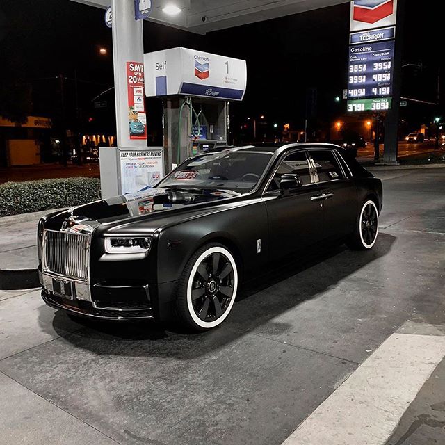 Don’t forget to feed the Rolls Royce ⛽️🙏 📸 @mr.car via @sparky18888 #classysavant.