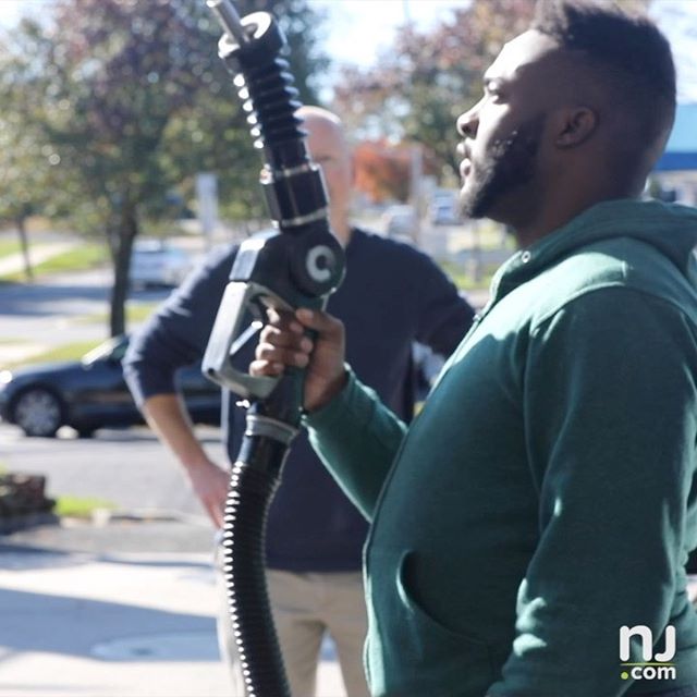 Many New Jerseyans tell us they have no idea how to pump gas. 🤷🏽‍♂️ With the busy holiday travel season coming up, here’s a quick tutorial. Who do you know that needs to see this?
A big thank you to Love’s Valero on Route 202 in Bernardsville!
-
#bernardsvillenj #nj #newjersey #gas #driving #valero @valeroenergy.