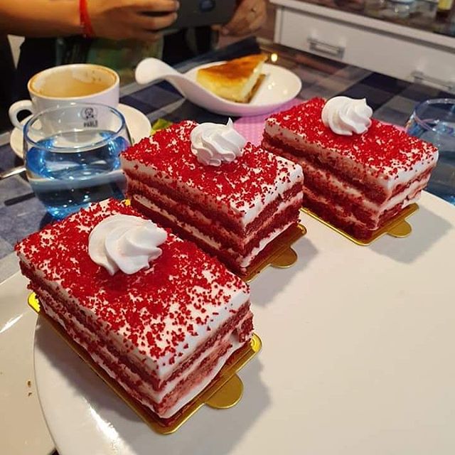 The Red Love 😋 #redvelvet #pastrygram #pastries #pastry #cafe #coffee #coffeeshop #coffeelove #temp #tempting #foodporn #pastrylove #foodie #foodies #foodbloggers #followme #followus #foodkars.