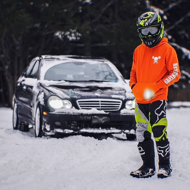 What do you think happens when there's the first snowfall and wanting to impress a good friend 😏😝
_____________________________________
Pics credit to @recon.rider 
_____________________________________
#orange #grenzy #grenzyswag #grenzgaenger #mercedes #c280 #snow #winter #blue #white #picturesque #braaap #staygrenzy #mx #bmx #temperature #mtb #mt #mb #dc #dcshoes #fxr #fox #fox180 #180 #green #black #swag #swagger #motocross.
