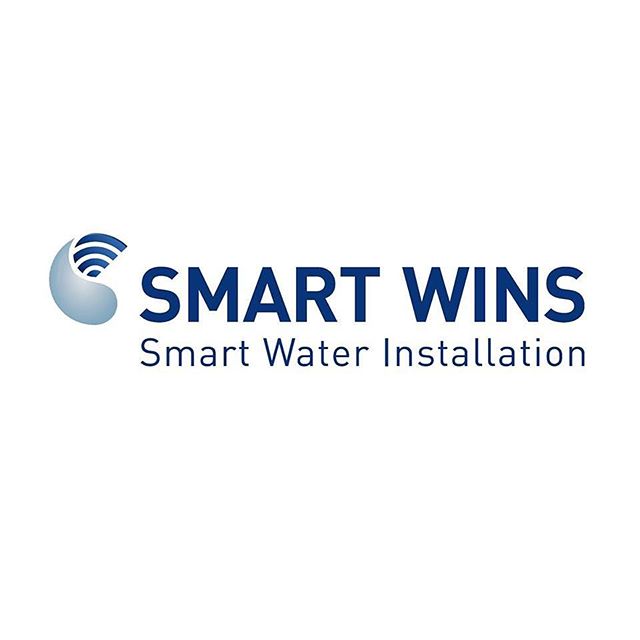 START UP'S VORGESTELLT
–> SmartWins Technologies GmbH
Das junge Unternehmen hat einen intelligenten, nicht-invasiven Schutz gegen Leitungswasserschäden erfunden und bietet ihn als WATERMINATOR an. Mehr als 1 Mio. deutsche Wohnzimmer gehen jährlich baden, das muss nicht sein. Anstatt sich von einem Klempner umständlich ein Überwachungsgerät in die Rohre einsetzen zu lassen, kann der Waterminator einfach installiert werden! Es wird kinderleicht auf der Rohroberfläche montiert – ganz ohne Werkzeug und Montage-Termin. Es erkennt das Tropfen und gibt eine Meldung an das Smartphone. 
Das kreative Team freut sich über Ihr Interesse am WATERMINATOR: 
Smart Wins Technologies GmbH
Euref-Campus 4/5
Torgauer Str. 12-15 (Haus 15b)
10829 Berlin
E-Mail: info@smartwins.de #weißwasser #berlin #smartwins #überwachungsgerät  #tropfen #startup #startupmeeting.