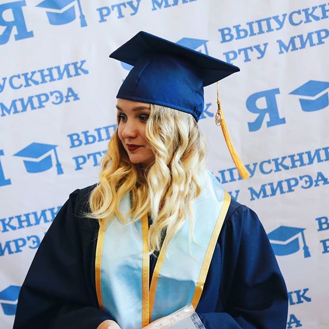 Вроде недавно только поступала, а вот пролетели четыре года. И вот диплом с отличием у меня👩🏼‍🎓 .
.
.
#moscow #russia #graduation #me #rtu #mirea #bachour #it #love #happy #blonde #smart #girl.