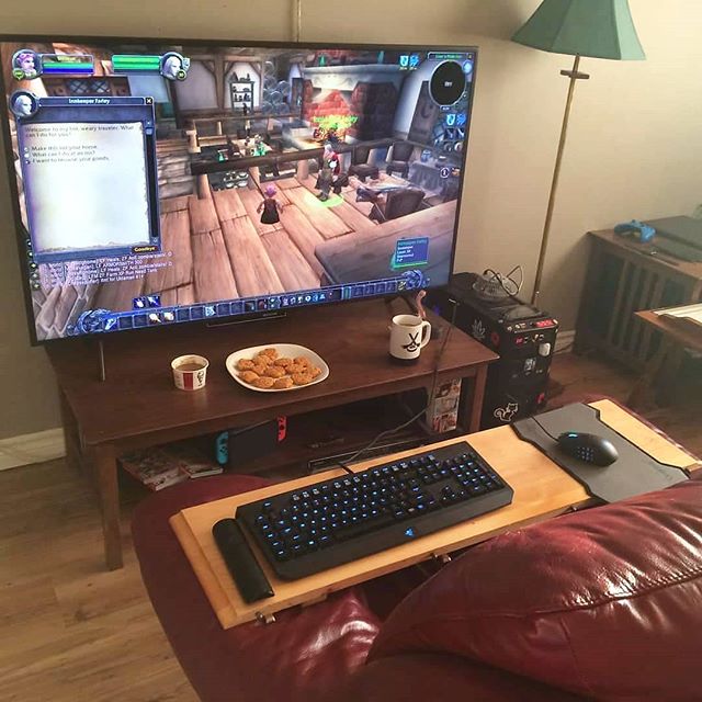Gaming in the lounge 😍 Would you do this? 🤔 Tag a friend 👇 📸: r/Steve-01992 🔥 Follow 👉 @clashofclicks ⚔️.