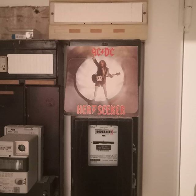 Could there be a better place for it? I don't think so :p #decoration #acdc #stromzähler #hashtag.