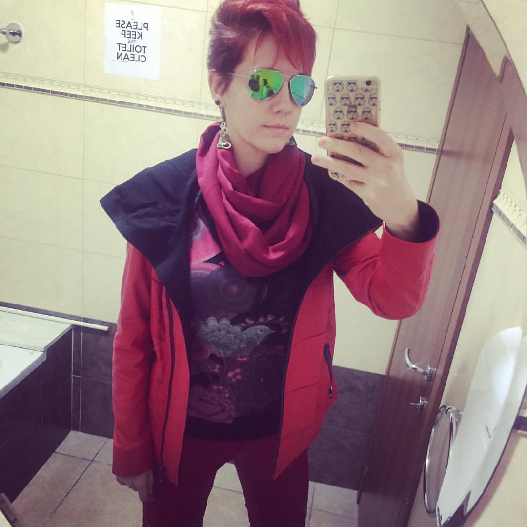 Xmassy Toiletty - at work...
#red #clothing #hair #graphicdesigner #atwork #xmas #mood #pose #withstyle #inthetoilet #cozeverybodydoes #selfie #xmastree #earrings #redblack #jacket #trousers #scarf #redhair #shorthait #sunglasses #pilotsunglasses #stormtroopers #style #design #designer #graphicdesign #fashion #fannizdavid #ladyv89
